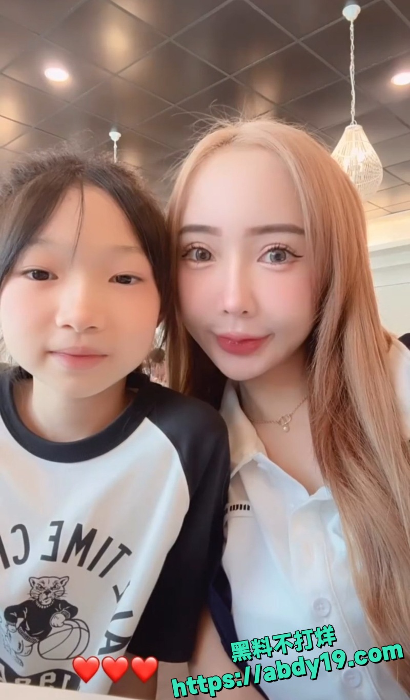 巨乳少妇妍妍早期自拍 9