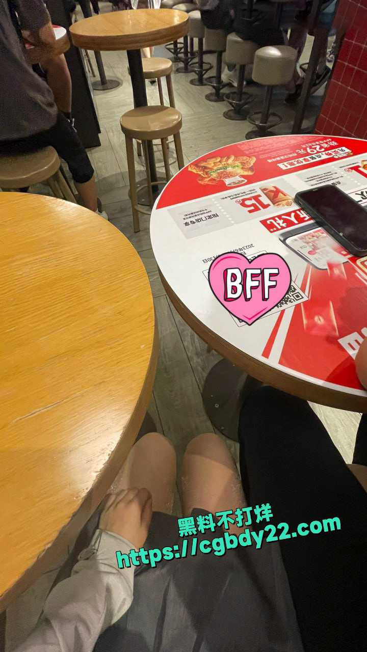 超级骚货大胆露脸记录日常生活 户外露出自慰7