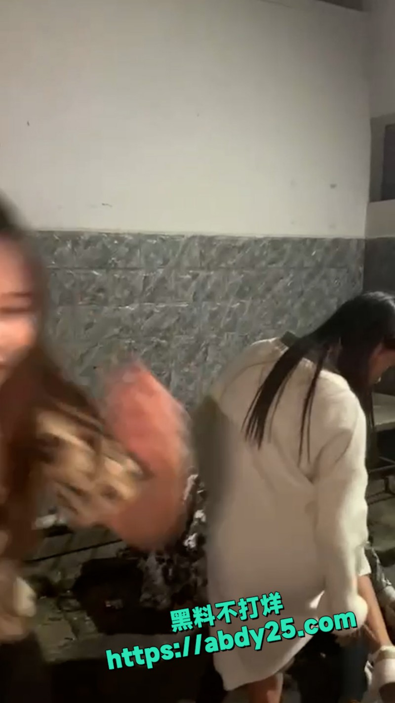 清纯妹妹被精神小妹群殴 9