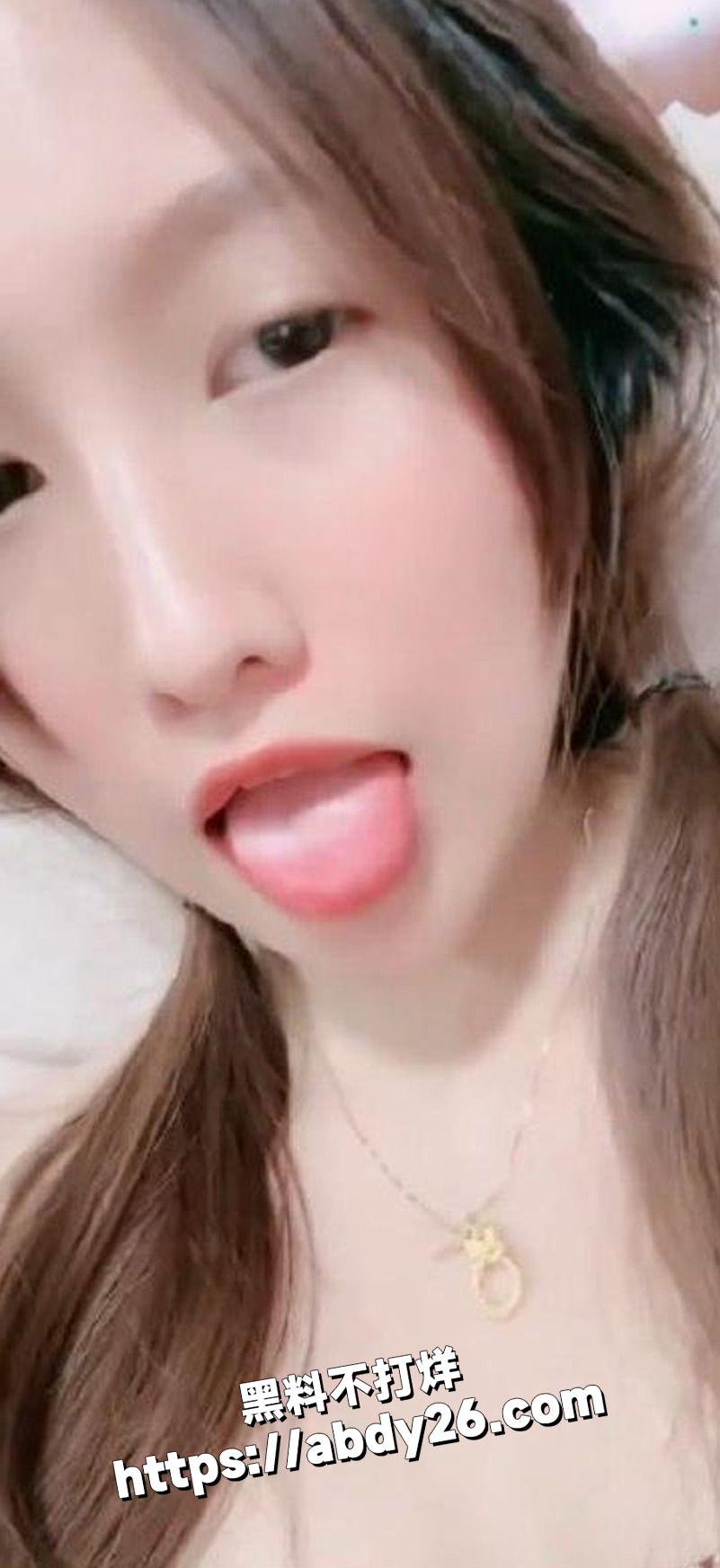 神秘诱人的双马尾红色洛莉塔