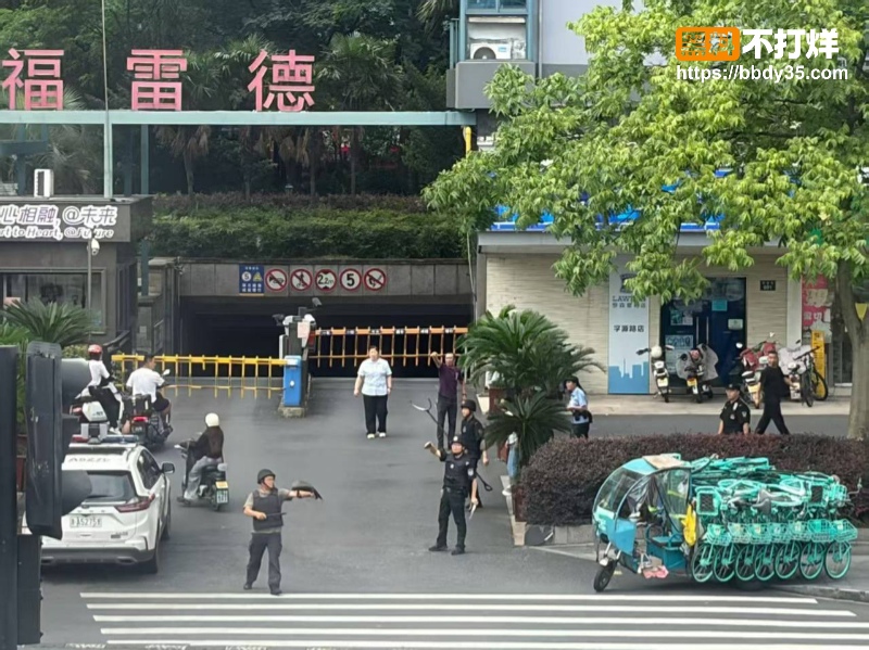 浙江杭州弗雷德广场持刀伤人合集04