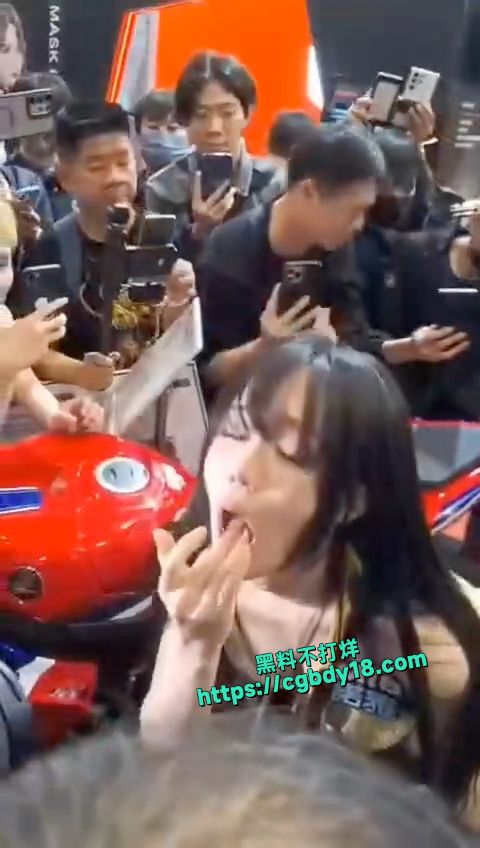 鸡再就业当车模，这也太骚了1
