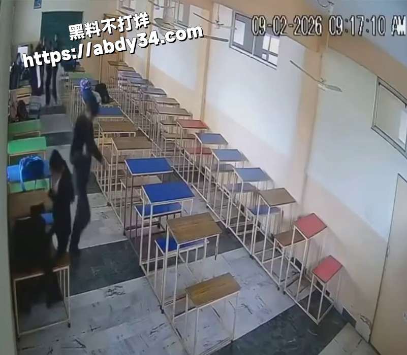 印度一男大学生跟女同学.jpg5