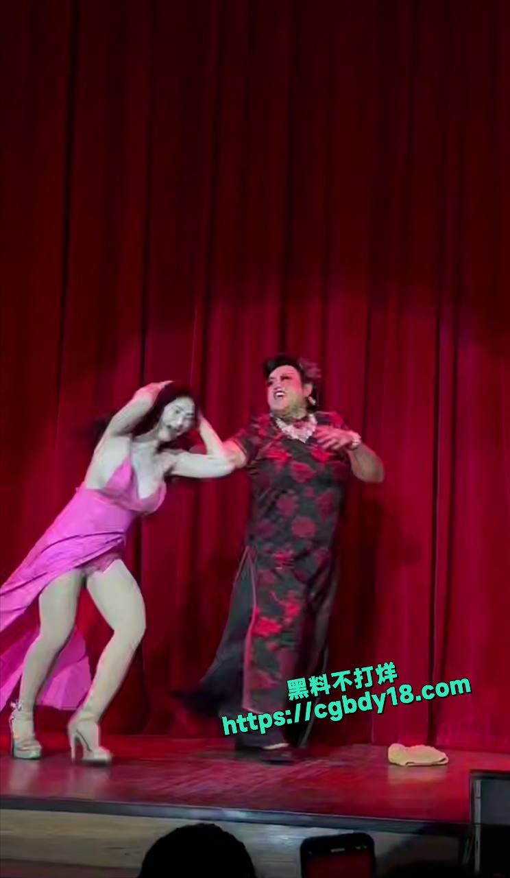 曼谷金冬尼歌舞团 人妖秀 抓奶子2