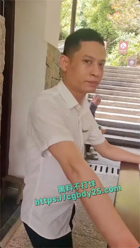 湖南邵阳崀山景区父亲欲上山救援孩子被阻拦3