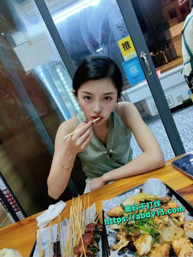 邓乔馨跪舔深喉喉咙鼓包7