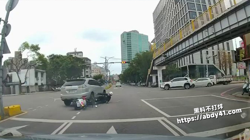 台湾新竹撞车后碾压警察.jpg6
