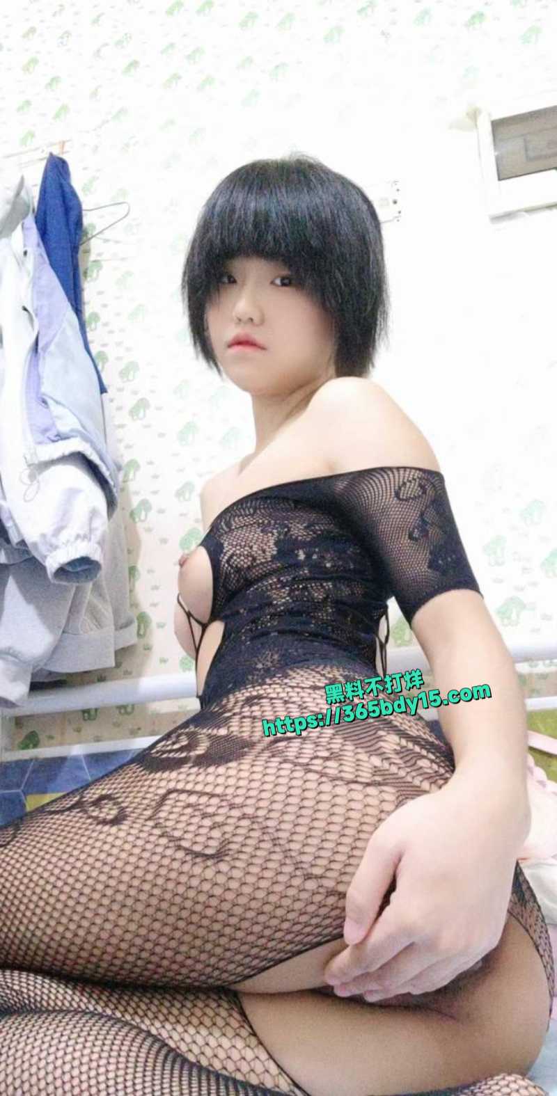 用寄拍名义钓到的超嫩处女学生妹
