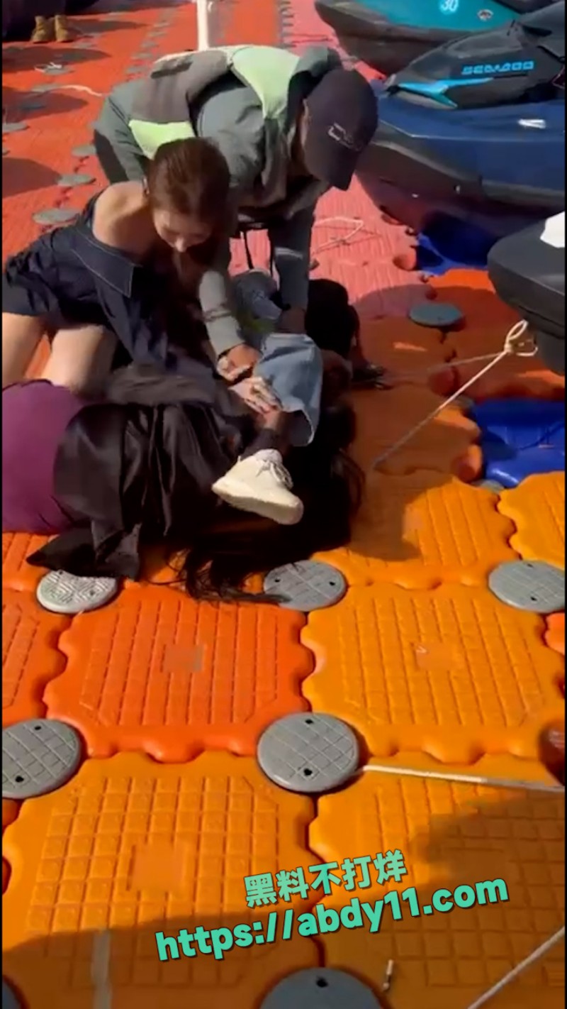 海南三亚钟情会所海边女人打架 11