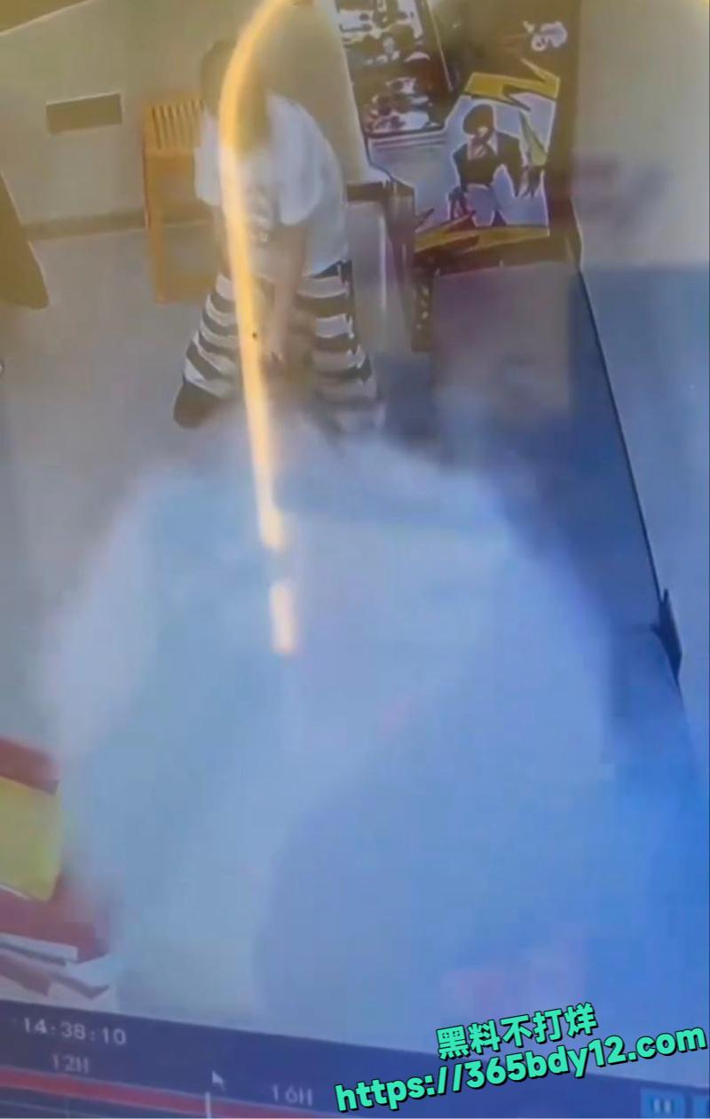 广西百色熊孩子用灭火器喷幼童致伤2.