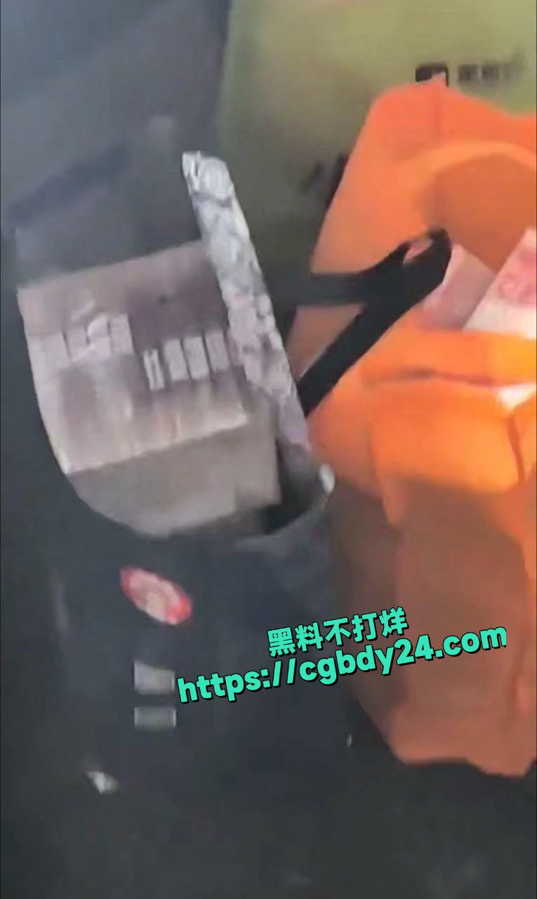 宝马小伙提200万现金来砸车10