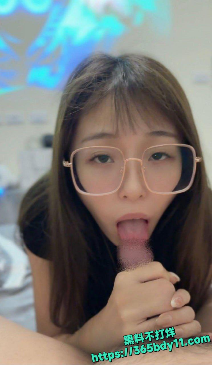 推特性瘾骚妹黄芮芮群P视频泄露14