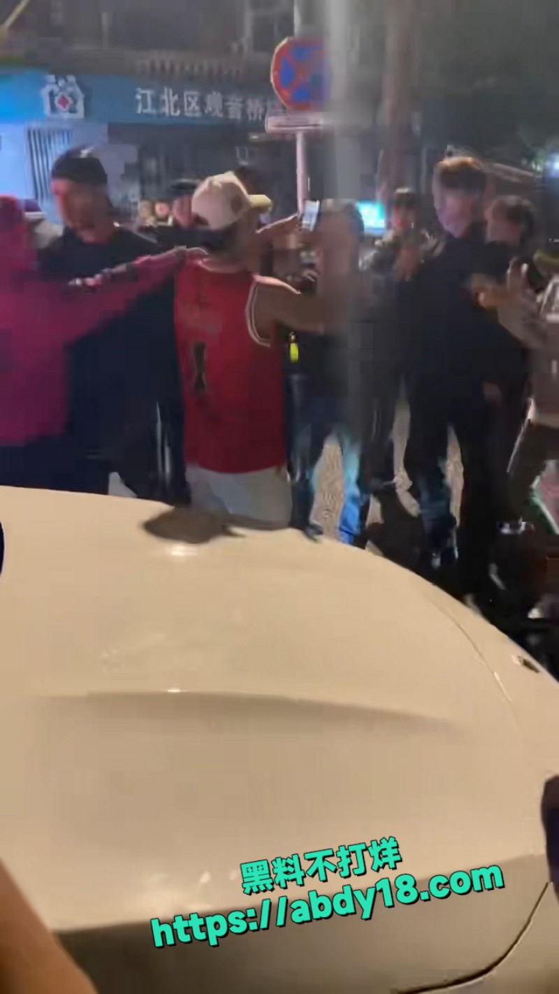 鬼佬和中国小伙发生冲突 6