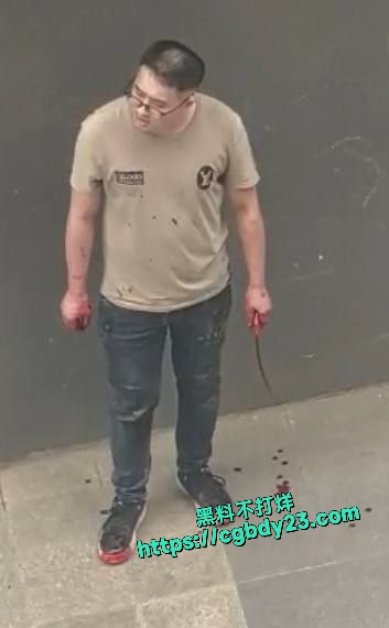 四川成都一男子持刀连续捅刺一名女子5