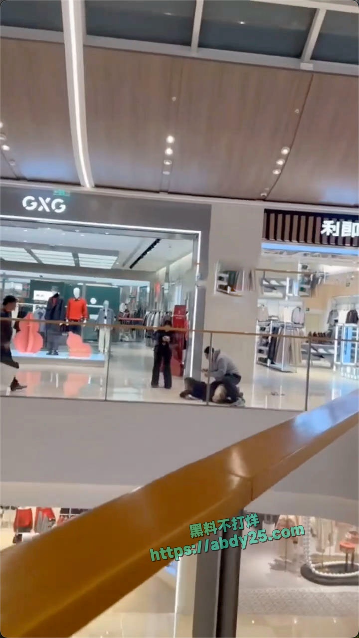 江西南昌万象城突发持刀行凶事件 8
