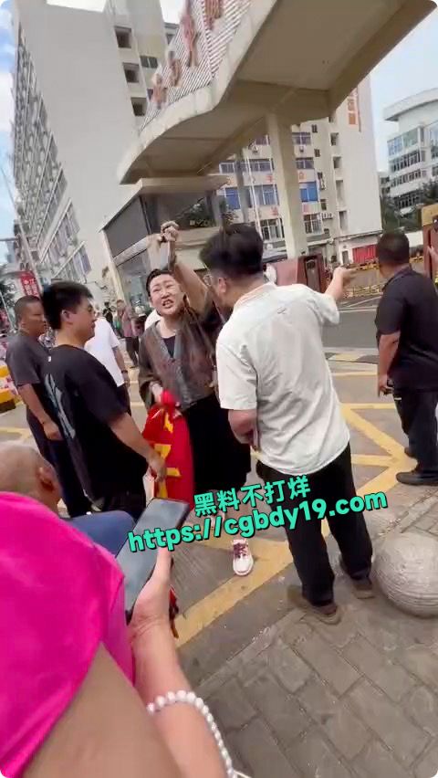华海中学校园霸凌，小孩自杀，家长拉横幅9