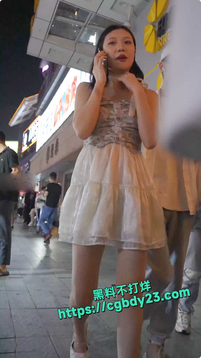 长时间跟拍抄底骚货酒吧营销1