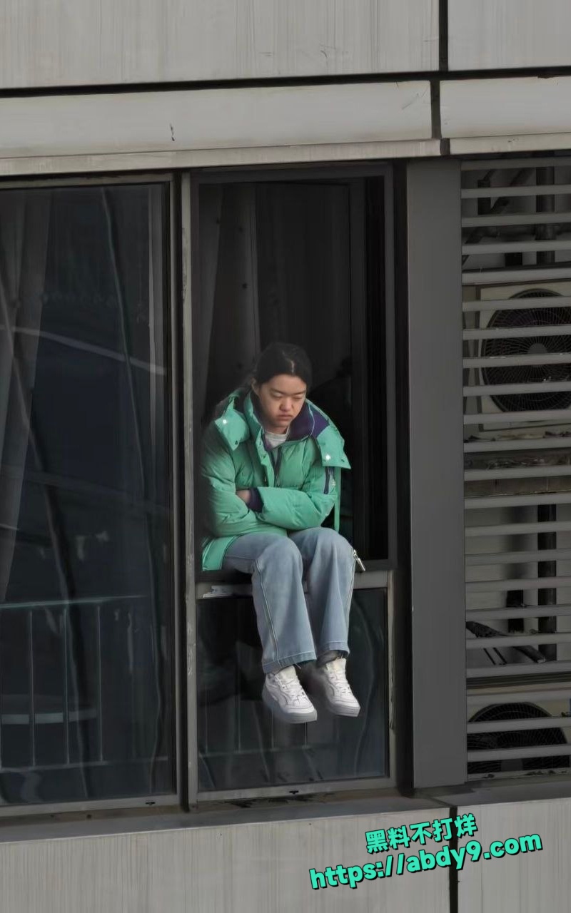 河北绿色外套少年高楼一跃坠亡全程1