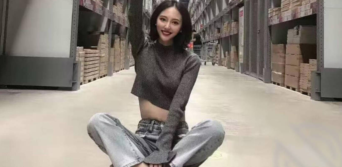 表妹极品反差骑乘猛套 骚穴被翻开后疯狂扭腰 姐夫被操到爽翻天