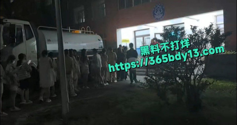 沈阳师范大学东区生活区的水管爆出不明黑色液体3