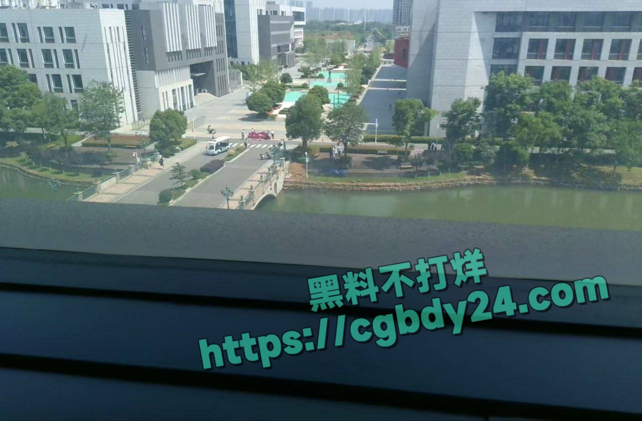 湖北武汉中国地质大学未来城校区在湖中捞出一具学生尸体4