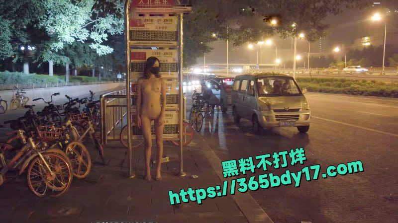 北京天使王动旗下御用顶级露出嫩模挑战街头极限露出震撼全场 1