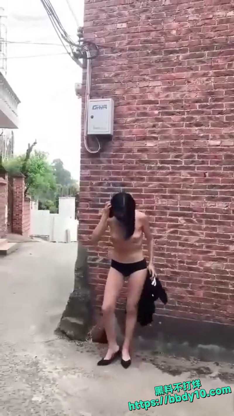 顶级反差婊网红 街头全裸古镇2