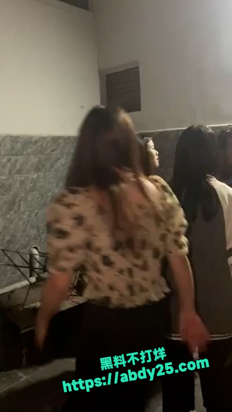 清纯妹妹被精神小妹群殴 11