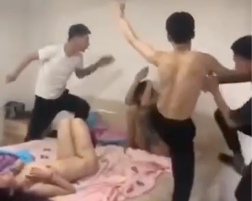 捉奸现场多人暴打男人 全裸女人躺在床上嗷嗷叫 极致开放偷情惨案