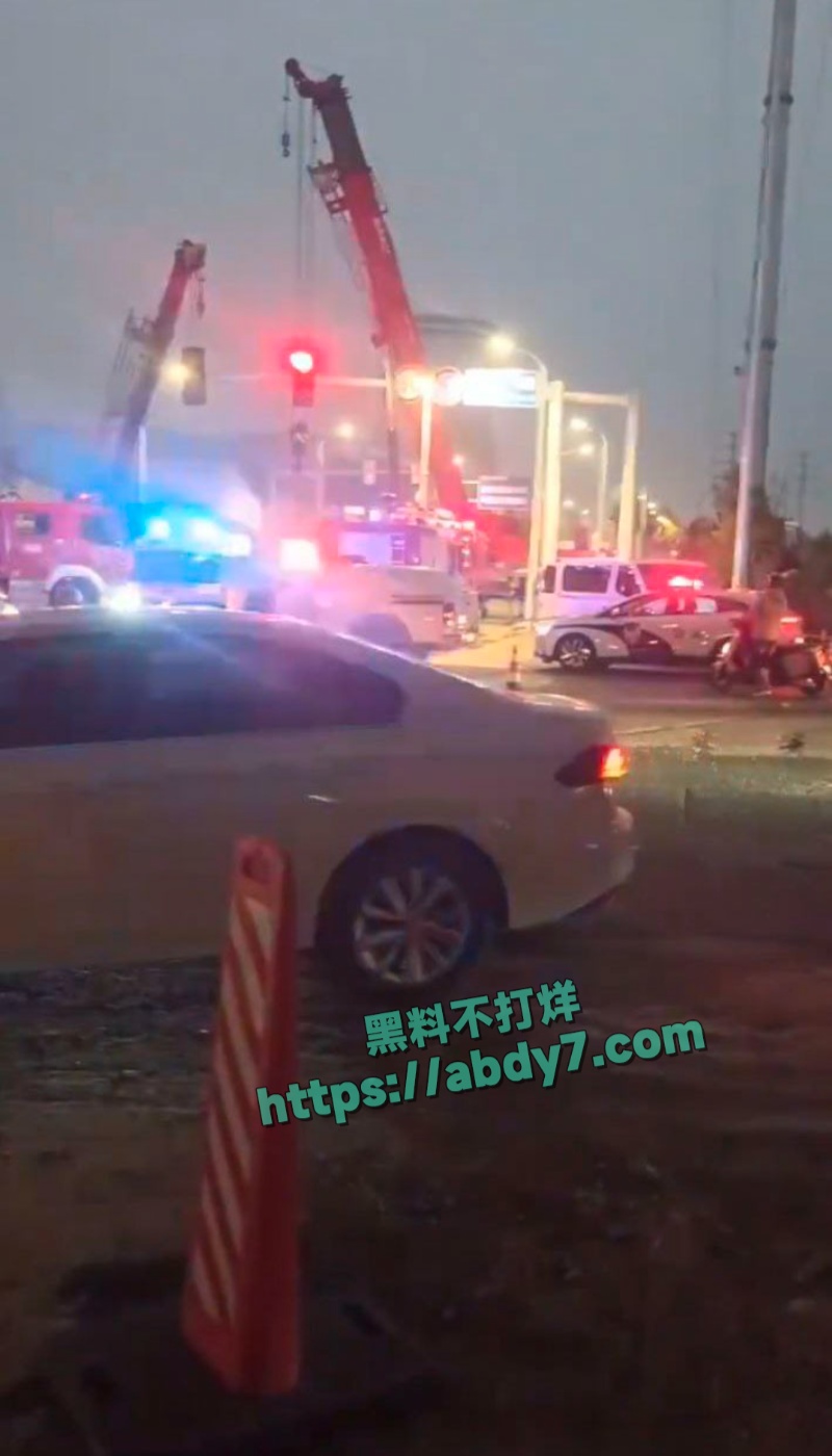 烟台渣土车侧翻掩埋两车事件详报 8