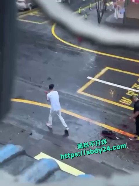 三名人员在公共街道发生激烈对峙 7