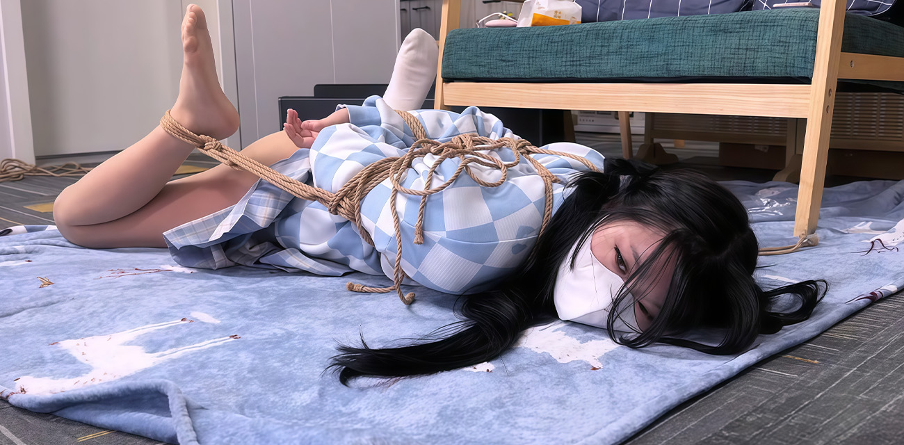 蓝白格子校服学生妹的绳艺捆绑调教 龟甲缚紧紧勒住全身 炮击猛插小穴