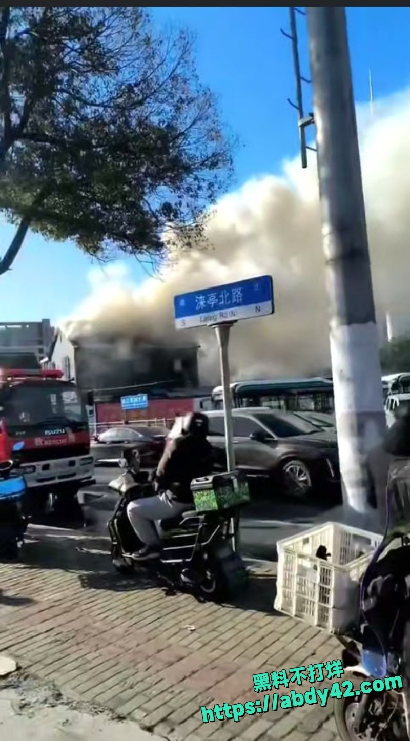 上海松江九亭八号桥老旧房屋大火5