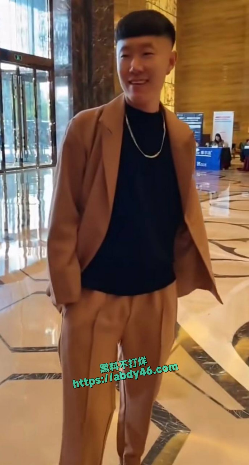 女网红多多举报大长脸 26