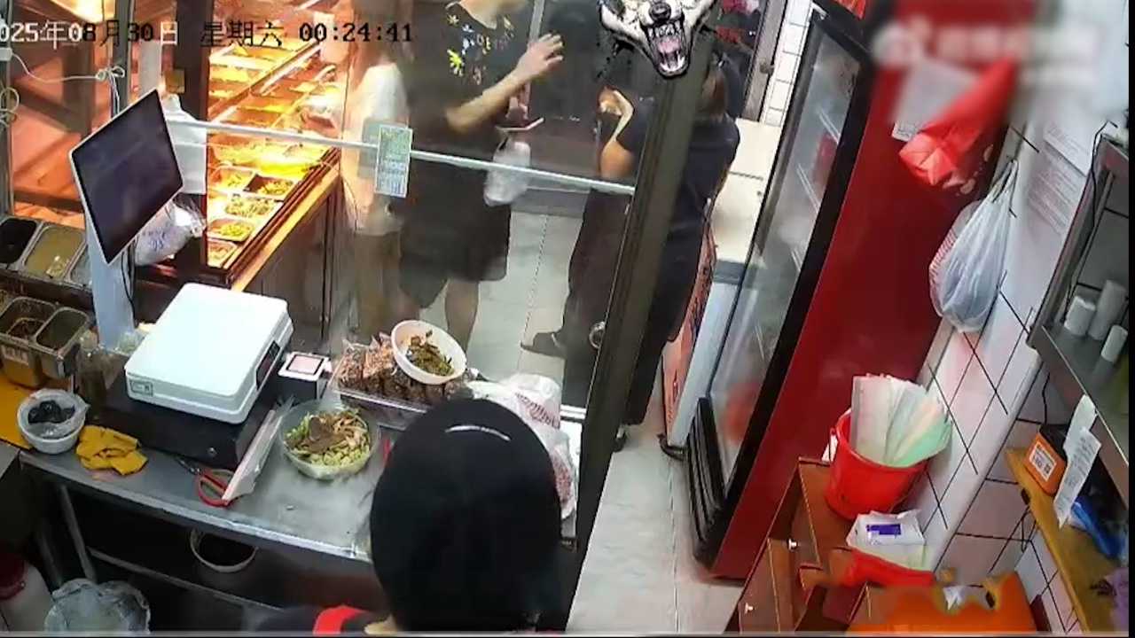 深圳男子买卤菜后无理取闹 退钱还打人 店员无奈挨骂挨打 流氓小伙太嚣张