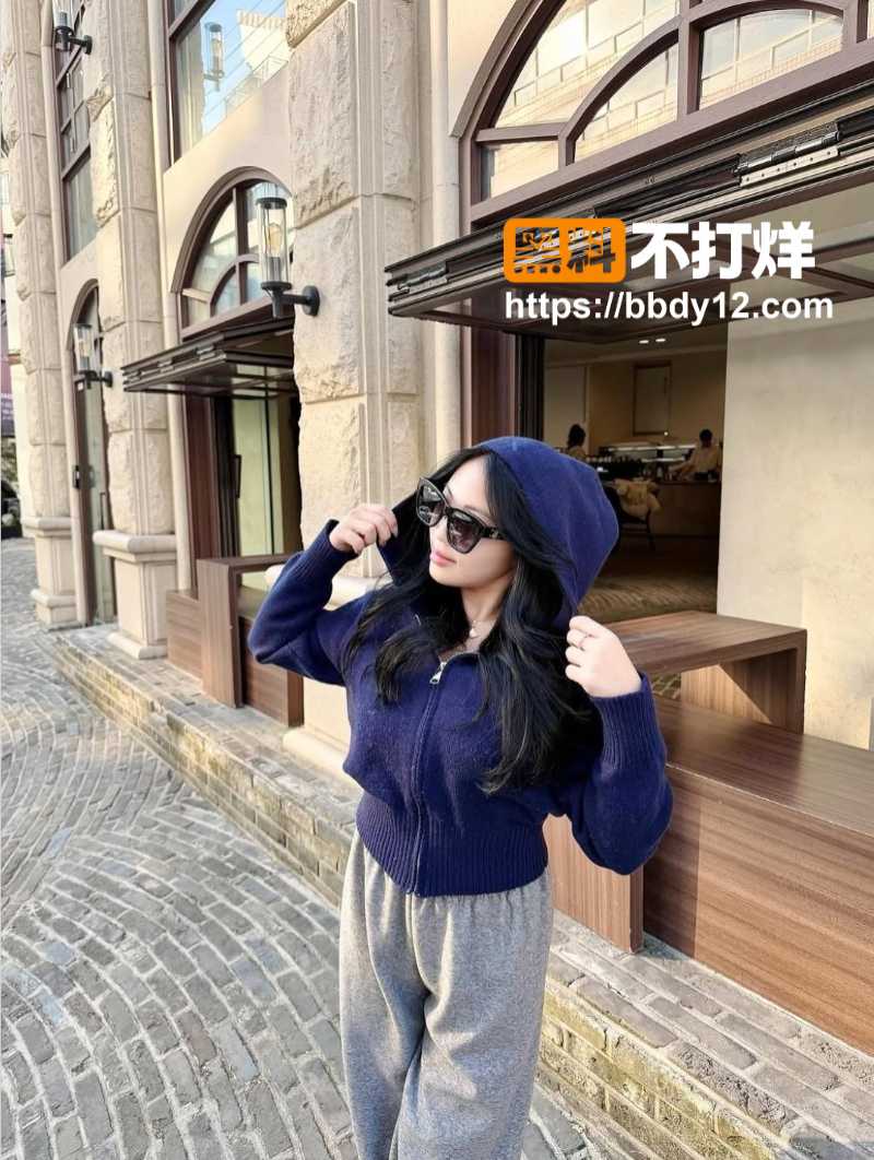高颜值巨乳服装店老板娘10
