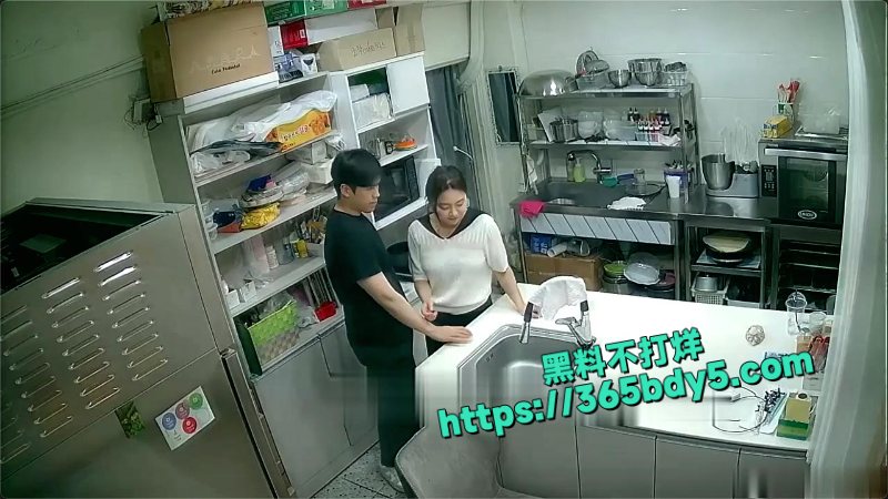 蛋糕店离异老板娘经常下班时间在后厨和男店员啪啪1