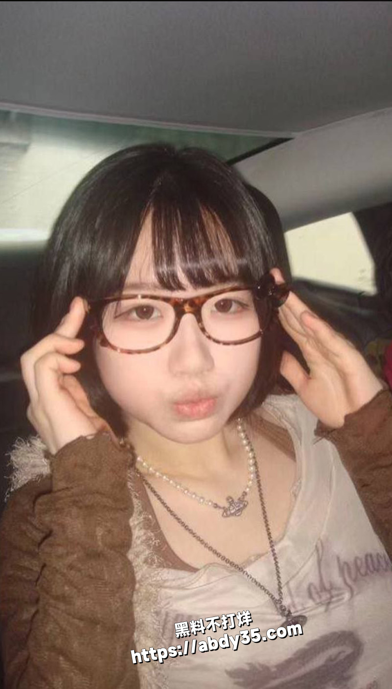 超可爱戴眼镜短发妹做爱.jpg7