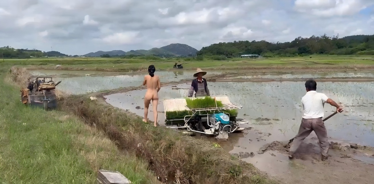 露出狂人cikaimoon 光屁股下田逛一圈 露点裸奔 还跟老农打招呼 大叔傻眼了