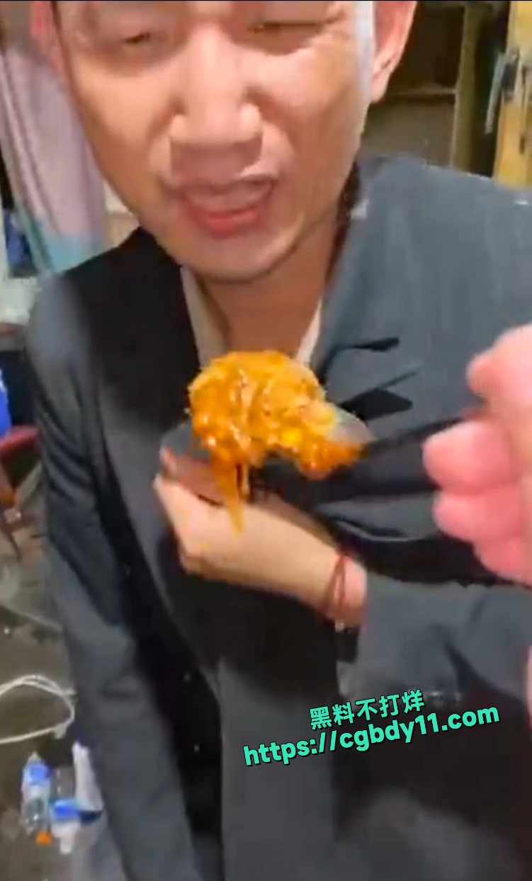 精神小伙小妹组团深夜公共女厕所挖大便吃4