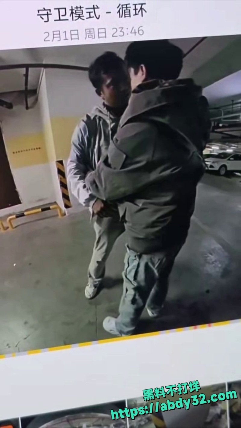 男同情侣电车旁激情热吻视频3