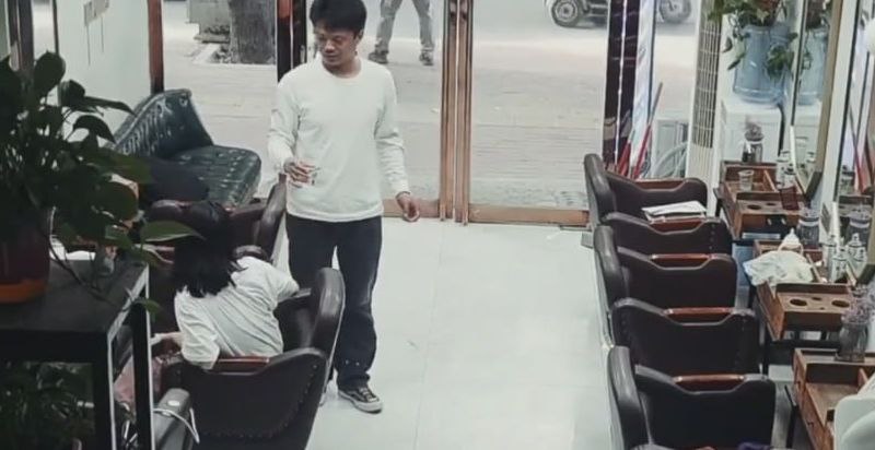 小仙女又开始作妖了 在理发店里嫌东嫌西 看了这个视频让我产生打这个女的冲动