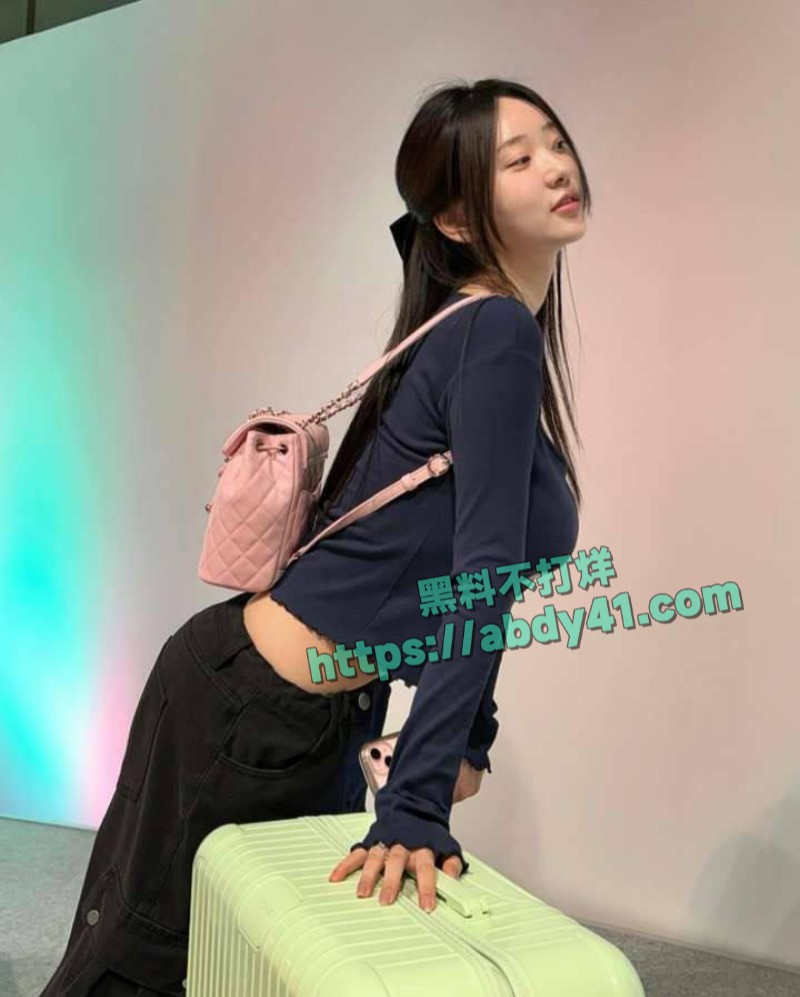 反差婊学生装被男友后入3
