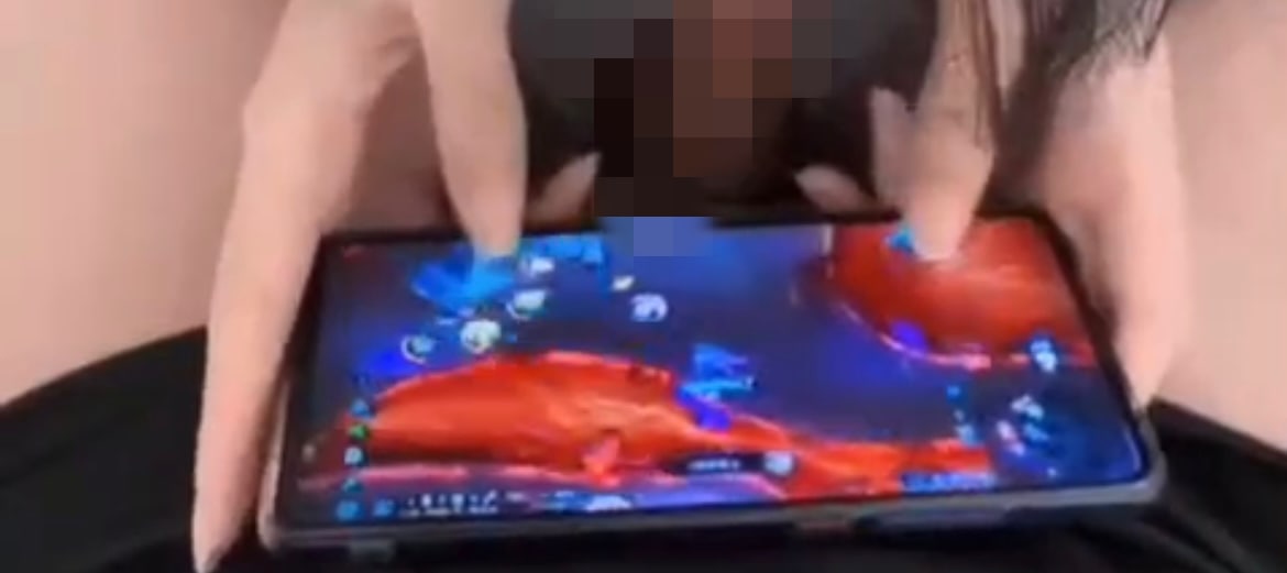 美女王者农药与吃鸡两不误