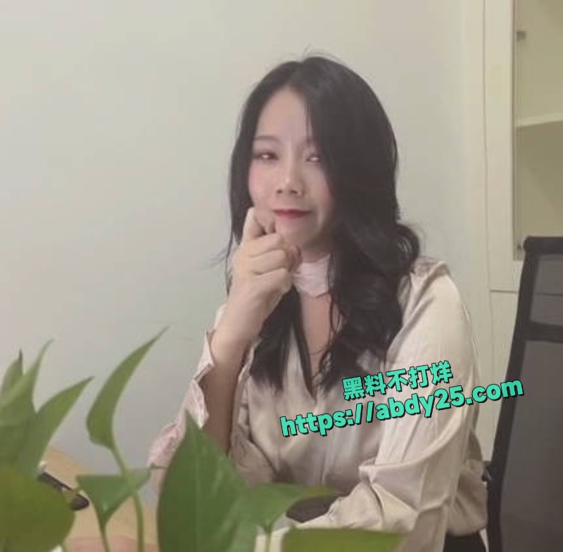 少妇蜜桃酱黑丝OL变身欲女3