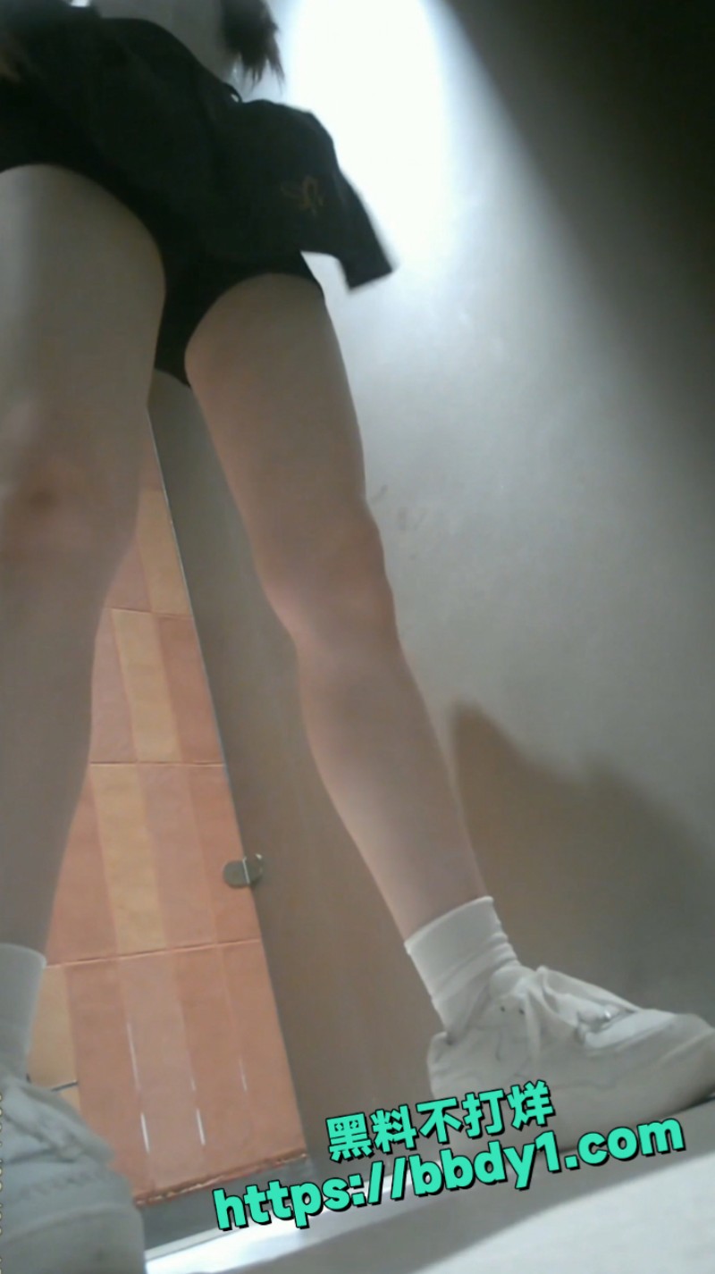 偷拍酒吧女厕高清 6