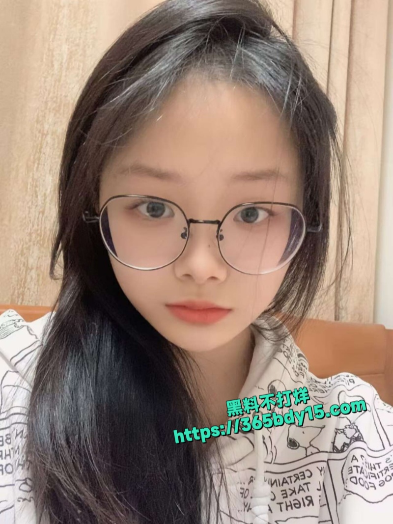 漂亮的眼镜学妹