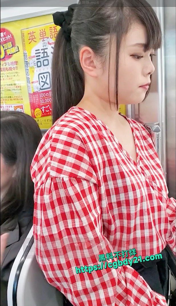 地铁偷拍,清纯美少女漏奶1