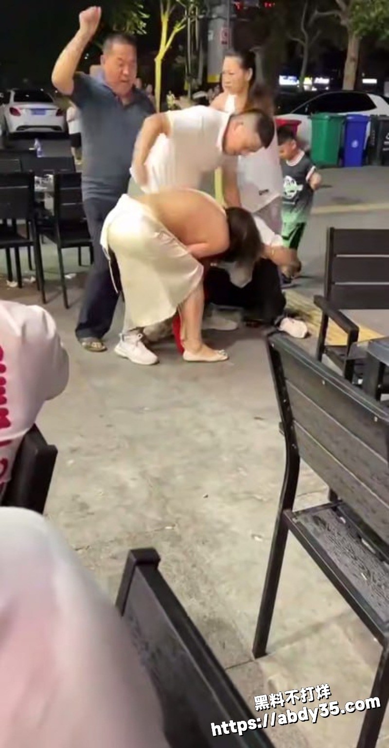 三亚夜市街头两女子薅头发疯狂打架4