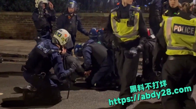 伦敦伊朗大使馆外连夜爆发冲突6